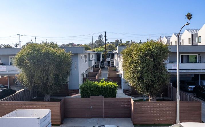 Pictures of Multifamily property located at 2023-2027 Preuss Rd, Los Angeles, CA 90034 for sales - image #1