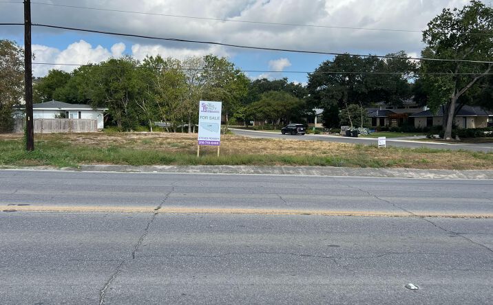 Elizabeth Rd 844 ELIZABETH RD Terrell Hills TX 78209-6139 APN: 05526-006-0160 ...