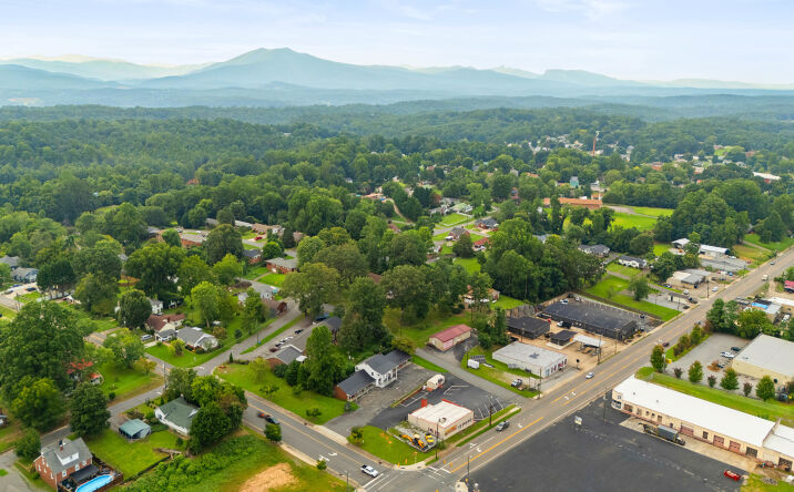 Pictures of Multifamily property located at 671 E Court Street, Marion, NC 28752 for sales - image #1