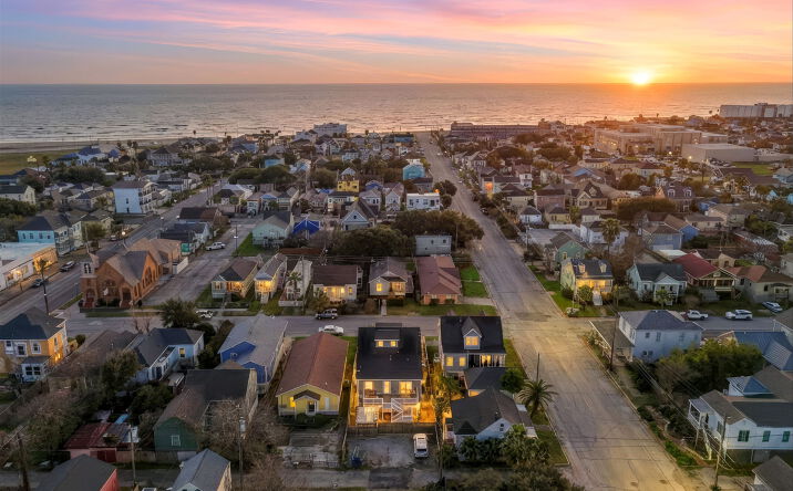Pictures of Multifamily property located at 1322 Ave L, Galveston, TX 77550 for sales - image #1