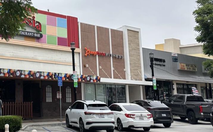 Pictures of Retail property located at 139 N San Fernando Blvd, Burbank, CA 91502 for sales - image #1