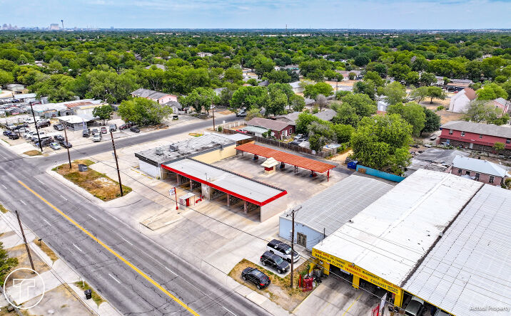 Pictures of Retail property located at 2902 Commercial Ave, San Antonio, TX 78221 for sales - image #1