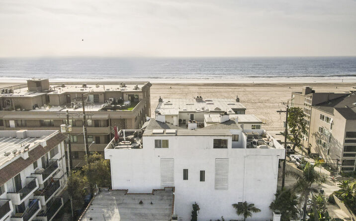 Pictures of Multifamily property located at 14 Mast St, Los Angeles, CA 90292 for sales - image #1