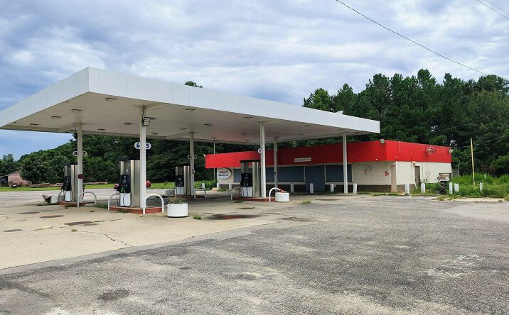 Pictures of Retail property located at 526 Aberdeen Rd, Raeford, NC 28376 for sales - image #1