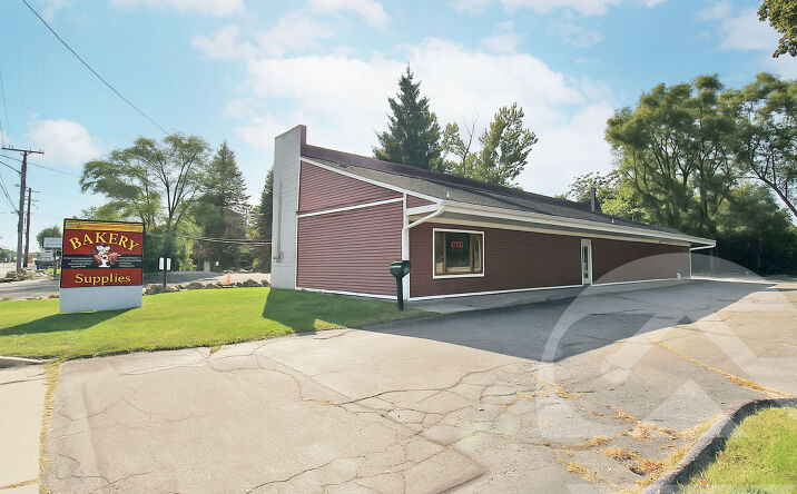Pictures of Retail property located at 3177 Dixie Hwy, Waterford, MI 48328 for sales - image #1