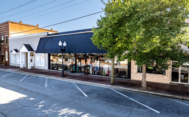 Pictures of Retail property located at 123 N Gordon Street, Ashburn, GA 31714 for sales - image #1