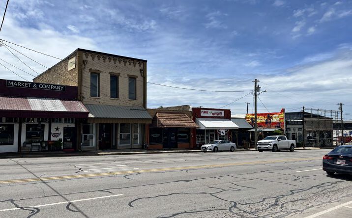 Pictures of Office, Retail property located at 209 N Main St, Weatherford, TX 76086 for sales - image #1