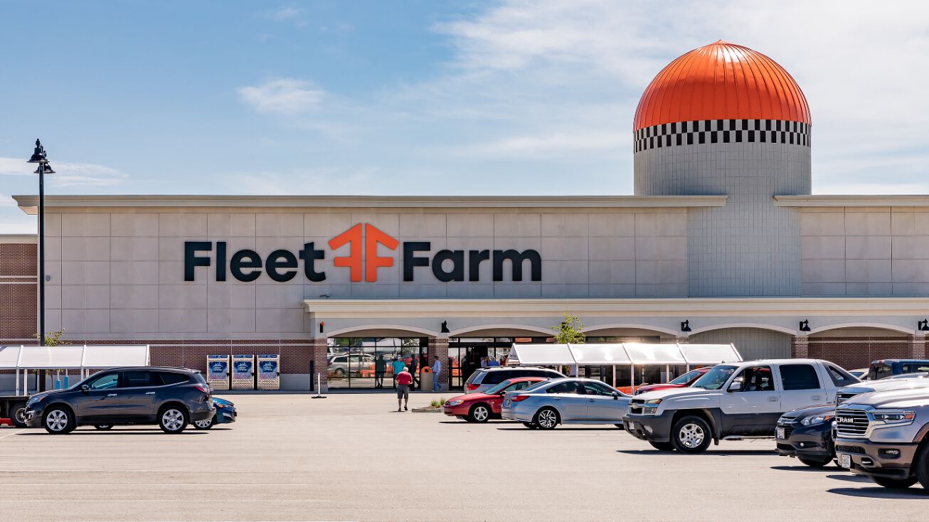 1555 Pabst Farms Circle, Oconomowoc, WI 53066 Retail Property for