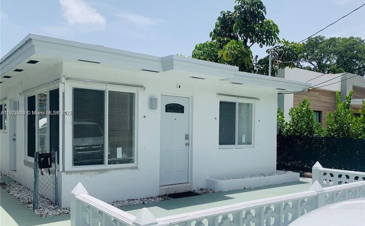 Pictures of Multifamily property located at 116 SE 9th Ct, Hallandale Beach, FL 33009 for sales - image #1