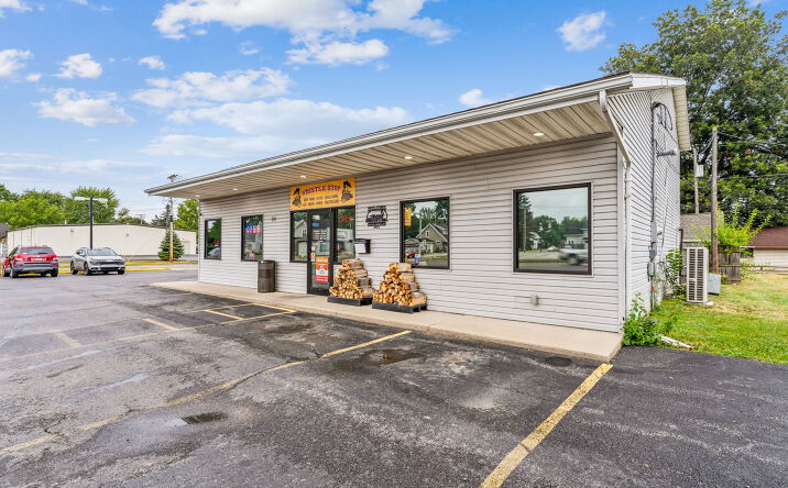 Pictures of Retail property located at 210 E Lytle St, Fostoria, OH 44830 for sales - image #1