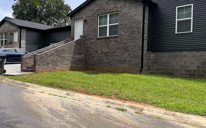 Pictures of Multifamily property located at 208 Wright Ave, Paducah, KY 42003 for sales - image #1