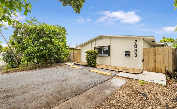 Pictures of Multifamily property located at 2033 Dewey St, Hollywood, FL 33020 for sales - image #1