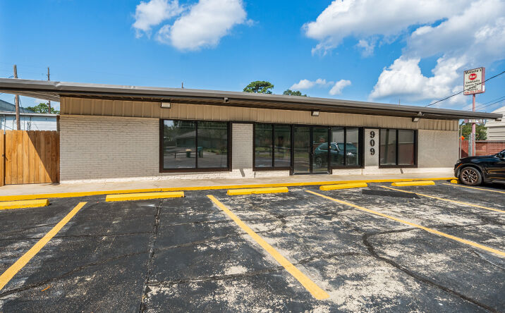 Pictures of Hospitality, Office, Retail property located at 909 Houston St., COnroe, TX 77301 for sales - image #1