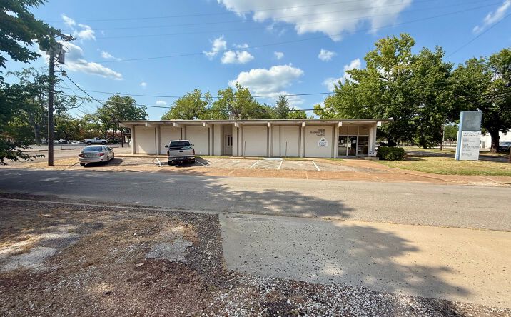 Pictures of Office property located at 170 8th Street SE, Paris, TX 75460 for sales - image #1
