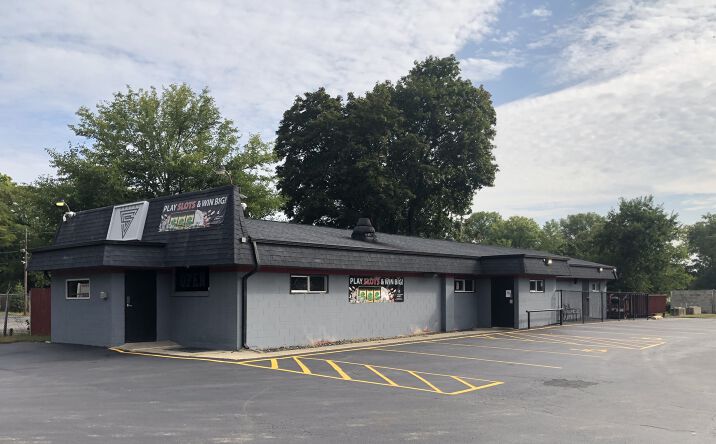 Pictures of Retail property located at 37895 N Sheridan Rd, Beach Park, IL 60087 for sales - image #1