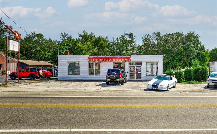 Pictures of Retail property located at 4922 Mahoning Ave NW, Champion, OH 44483 for sales - image #1