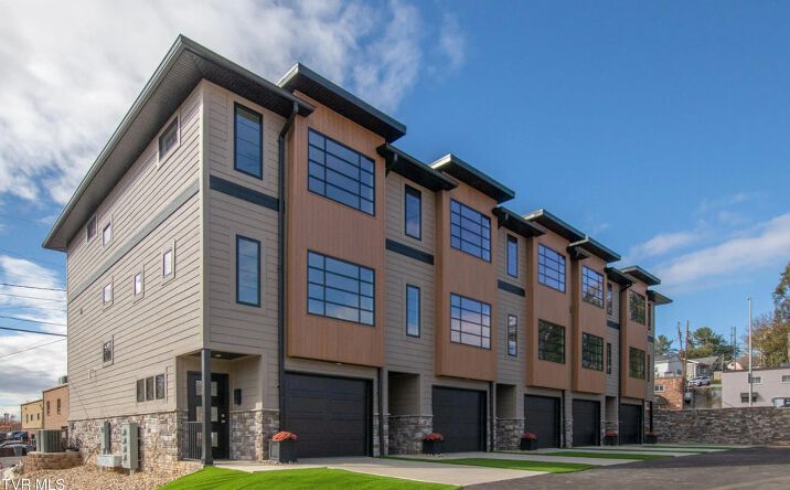 Pictures of Multifamily property located at 577 ENGLISH ST BRISTOL TN 37620, BRISTOL, TN 37620 for sales - image #1