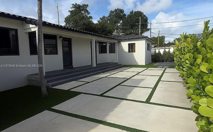 Pictures of Multifamily property located at 621 SW 33RD AVENUE, Miami, FL 33135 for sales - image #1