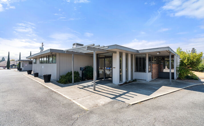 Pictures of Office property located at 125 NE Manzanita Ave, Grants Pass, OR 97526 for sales - image #1