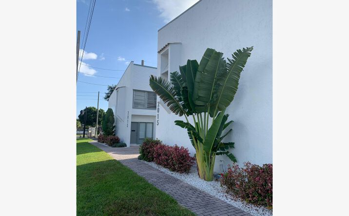 Pictures of Mixed Use, Multifamily, Office, Retail property located at 2015 S Tuttle Ave, Sarasota, FL 34239 for sales - image #1