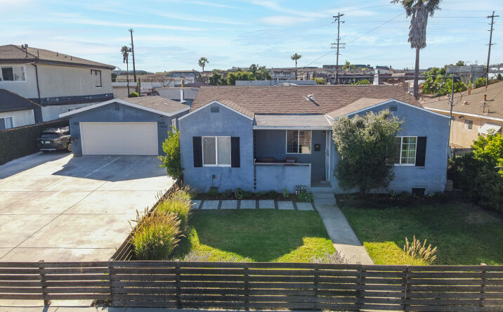Pictures of Multifamily property located at 11835 Gale Ave, Hawthorne, CA 90250 for sales - image #1