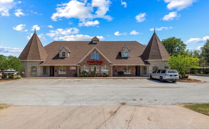 Pictures of Mixed Use, Office property located at 2114 SE Washington Boulevard, Bartlesville, OK 74006 for sales - image #1