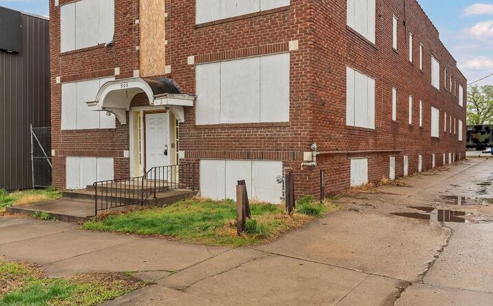 Pictures of Multifamily property located at 506 SW 6th Ave, Topeka, KS 66603 for sales - image #1