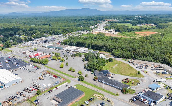 Pictures of Retail property located at 111 Seminole P* Dr, Madison Heights, VA 24572 for sales - image #1