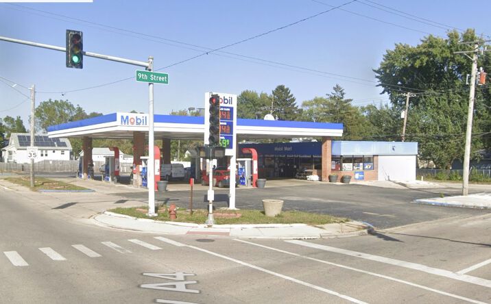 Pictures of Retail property located at 847 Sheridan Rd, Winthrop Harbor, IL 60096 for sales - image #1
