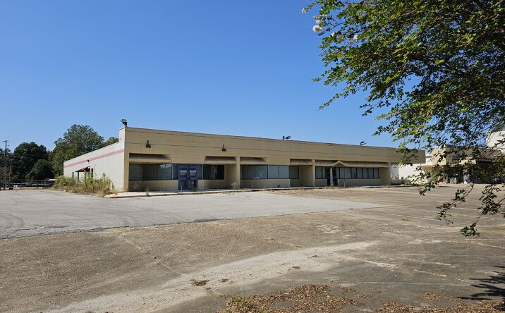 Pictures of Mixed Use, Office, Retail property located at 415 N Gilmer Ave, Lanett, AL 36863 for sales - image #1