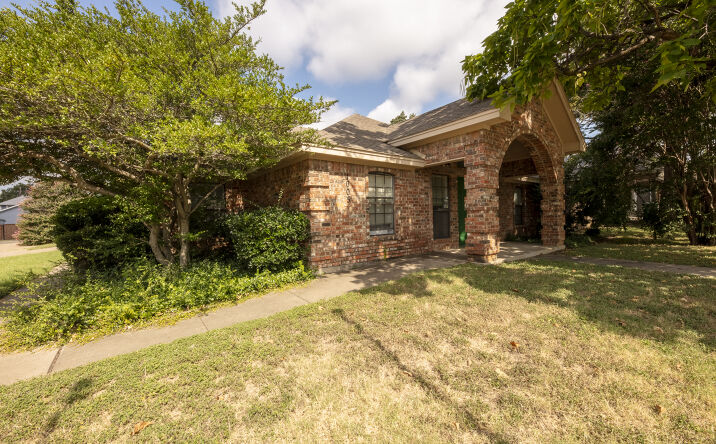 Pictures of Office, Retail property located at 1005 N Elm St, Denton, TX 76201 for sales - image #1