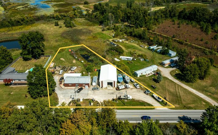 Pictures of Retail property located at 6797 W Lakeshore Dr, Port Clinton, OH 43452 for sales - image #1