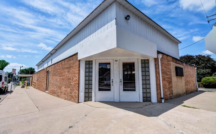 Pictures of Retail property located at 701 W ADAMS Street, Taylorville, IL 62568 for sales - image #1
