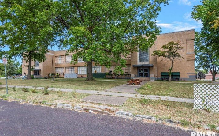 Pictures of Multifamily property located at 352 FRANKLIN Street, Jacksonville, IL 62650 for sales - image #1