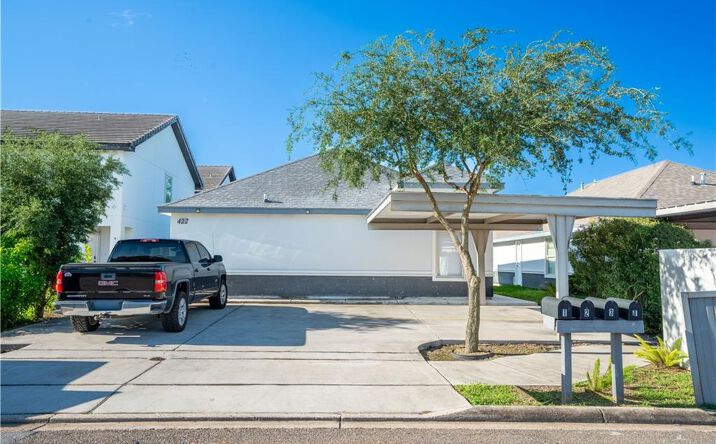 Pictures of Multifamily property located at 422 W Chavez Street W, Edinburg, TX 78541 for sales - image #1