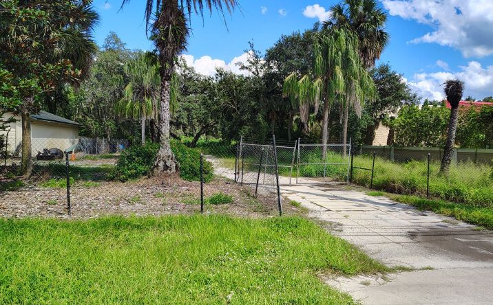 Pictures of Land property located at East side of Alafaya Tr. south of Stillwater Dr. and north of Carrigan Ave., Oviedo, USA 32765 for sales - image #1