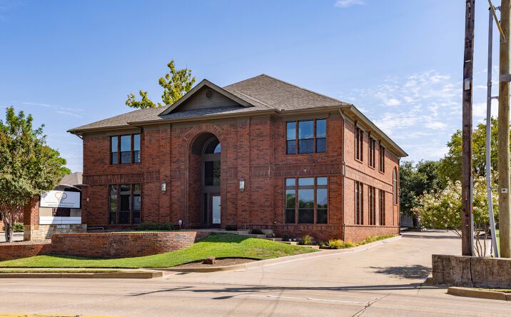 Pictures of Office property located at 3010 W Park Row Dr, Pantego, TX 76013 for sales - image #1
