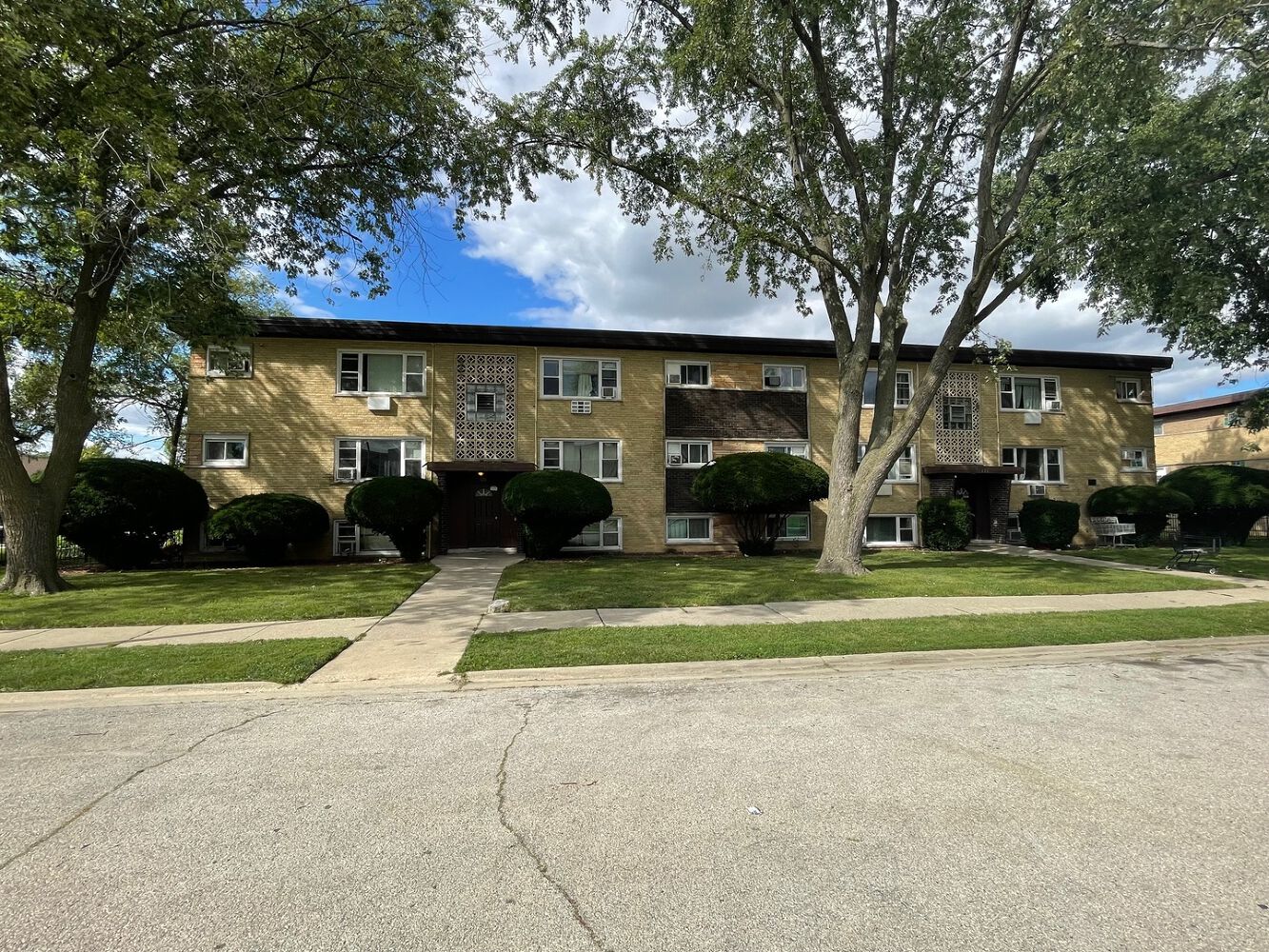 Addison Il 126 W ELIZABETH DR Addison IL 60101-2770 APN: 03-21-311-030 | Crexi.com