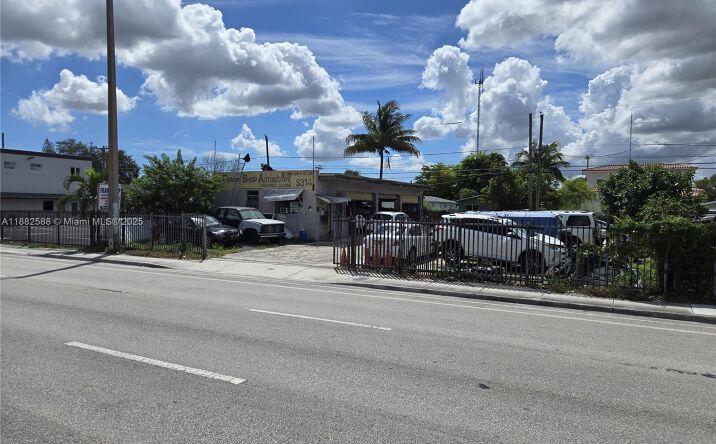 Pictures of Industrial, Retail property located at 5314 Pembroke Rd, West Park, FL 33021 for sales - image #1