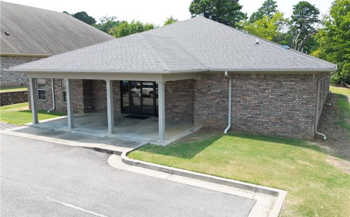 Pictures of Mixed Use, Office property located at 1111 Fayetteville Rd, Van Buren, AR 72956 for sales - image #1