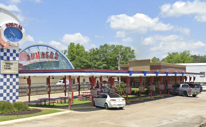 Pictures of Retail property located at 1717 W 10th St, Laurel, MS 39440 for sales - image #1