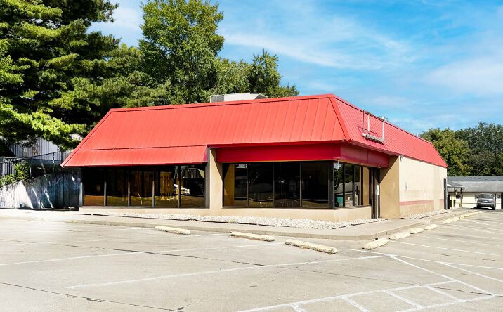 Pictures of Retail property located at 140 E Vienna St, Anna, IL 62906 for sales - image #1