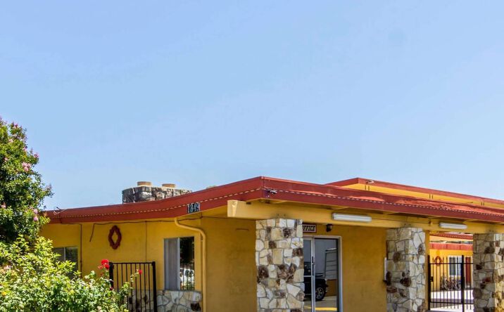 Econo Lodge exterior