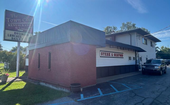 Pictures of Retail property located at 2904 45th St, Highland, IN 46322 for sales - image #1