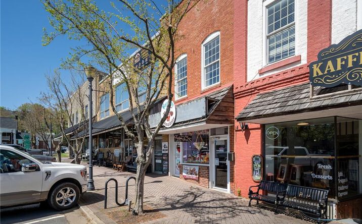 Pictures of Retail property located at 4 Northside Square, Ellijay, GA 30540 for sales - image #1