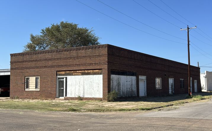 Pictures of Mixed Use, Office, Retail property located at 701 W. Robertson Street, Memphis, TX 79245 for sales - image #1