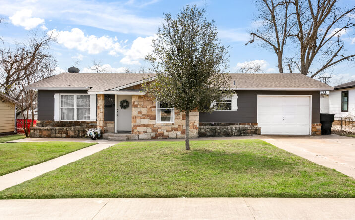 Pictures of Multifamily, Retail property located at 333 W Burbank St, Fredericksburg, TX 78624 for sales - image #1