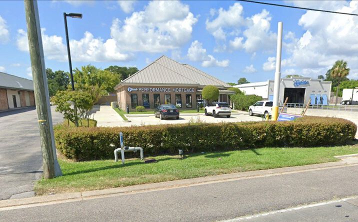Pictures of Mixed Use, Office, Retail property located at 1000 E Judge Perez Dr, Chalmette, LA 70043 for sales - image #1