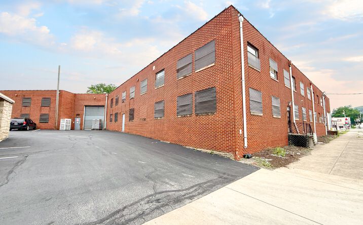 Pictures of Industrial property located at 416 Pittsburgh Cir, Ellwood City, PA 16117 for sales - image #1