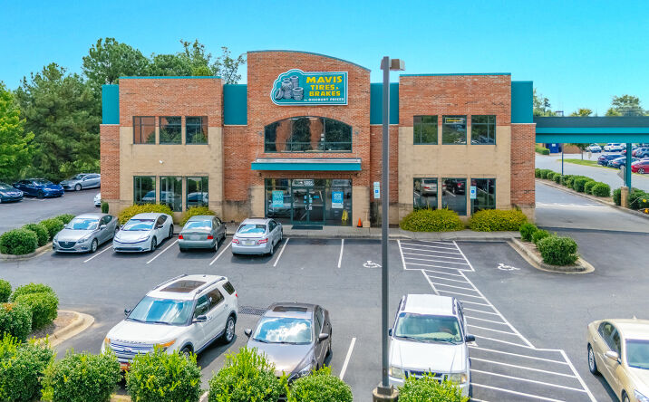Pictures of Retail property located at 5805 Highland Shoppes Dr, Charlotte, NC 28269 for sales - image #1